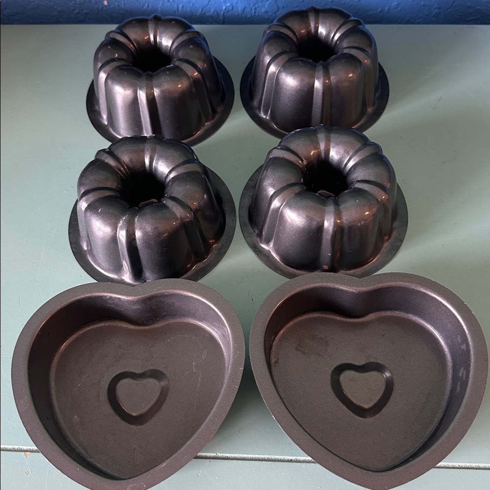 Non-Stick Black Baking Molds Set 4 Mini Bundt Cakes & 2 Heart Tins